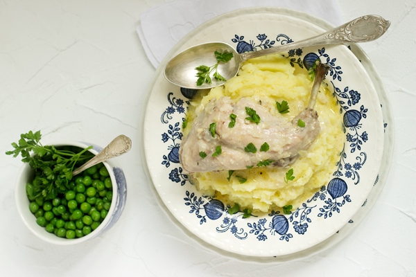 Мясной пасхальный стол: кролик, тушённый в сметане rabbit in sour cream sauce with tender mashed potatoes and green peas rustic style - Мясной пасхальный стол: кролик, тушённый в сметане