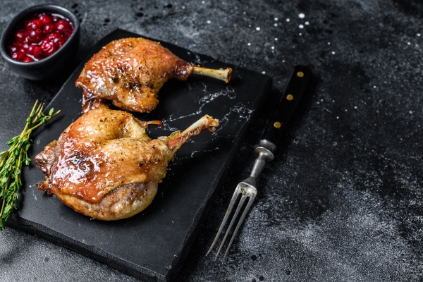 roasted duck leg confit with cranberrie sauce - Утиное конфи