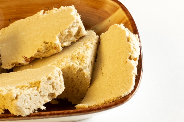 Кунжутная халва traditional turkish tahini halva in plate - Кунжутная халва