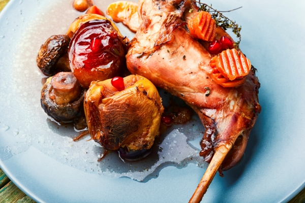 baked rabbit leg with apples carrots and mushrooms 1 - Заяц с яблоками