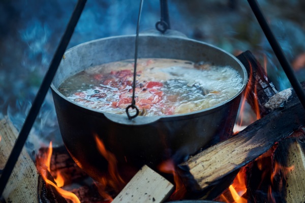 Рецепты выживания в лесу cooking fish soup in the stowed bowler over a campfire - Рецепты выживания в лесу