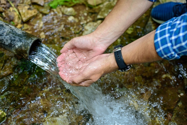 Рецепты выживания в лесу large men s hands are gaining in the palm of clean water from an underground source spring well - Рецепты выживания в лесу