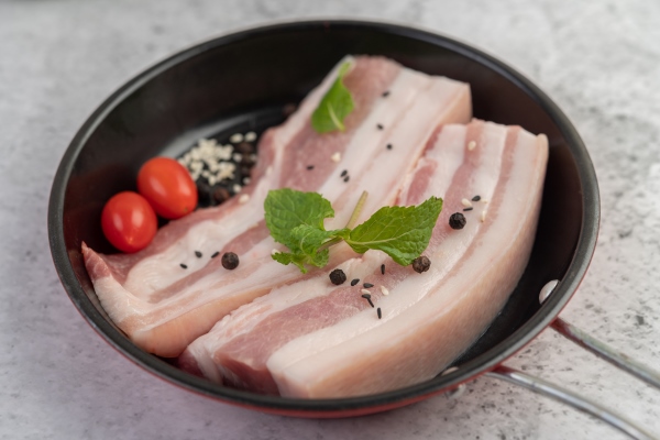 pork belly in a pan with pepper seeds tomatoes and spices - Омлет "Туристический"