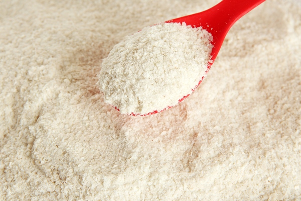 powdered milk with spoon for baby close up - Омлет "Туристический"