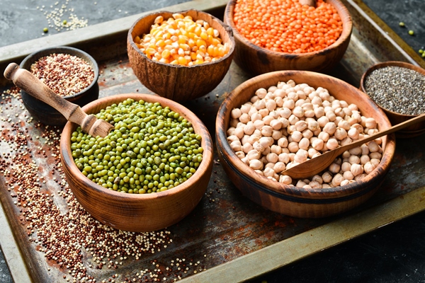 various cereals and legumes rice peas lentils beans mung beans buckwheat chia corn and chickpeas top view banner in the title of the site - Как перестать выбрасывать продукты и сократить расходы