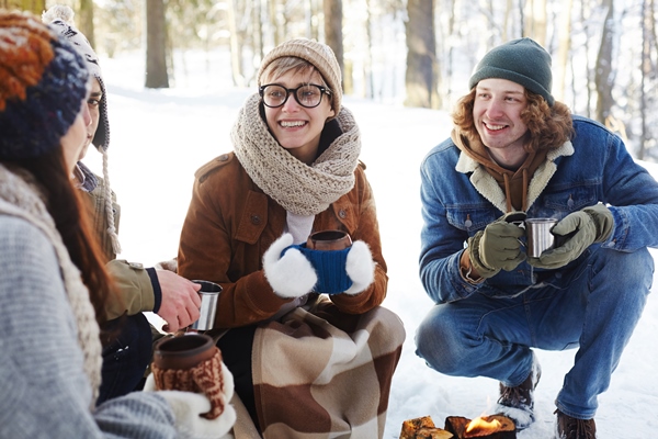Чай "Охотничий" young couple enjoying drinks in winter forest - Чай "Охотничий"
