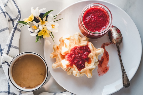 ice cream and fragrant waffles close up - Варенье из лесной земляники