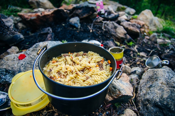 Макароны с тушёнкой и лесными грибами на костре stew with pasta in a campfire potcamping food high quality photo - Макароны с тушёнкой и лесными грибами на костре