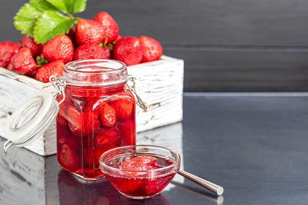 strawberry jam in a glass jar next to fresh strawberrie 1 - Варенье "Пятиминутка" из клубники