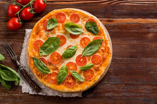 delicious pizza concept with copy space - Пицца из кабачков