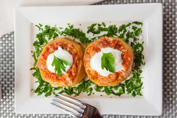 zucchini stuffed with meat and vegetables stewed in tomato sauce 1 - Кабачки, фаршированные мясом и овощами