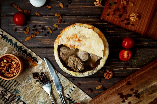 boiled meat in clay pots covered with bread - Тавранчук из говядины