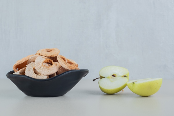 Кулинарные секреты для одиноких a black bowl full of dried apple fruit with slices of fresh apple - Кулинарные секреты для одиноких