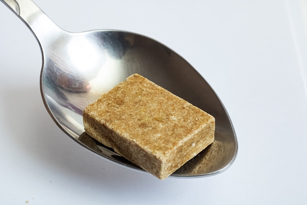 Старинные секреты приготовления мясных бульонов bouillon cube in a spoon close up - Старинные секреты приготовления мясных бульонов