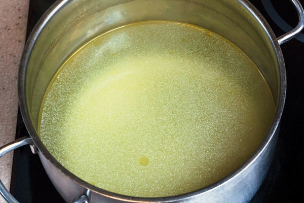 Старинные секреты приготовления мясных бульонов clear fat meat bouillon in steel stockpot - Старинные секреты приготовления мясных бульонов