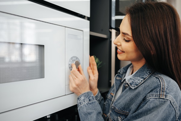 Кулинарные секреты для одиноких close up of a woman checking new microwave oven in hypermarket - Кулинарные секреты для одиноких
