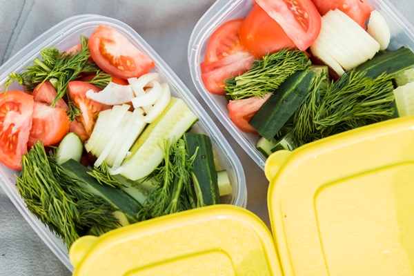 Кулинарные секреты для одиноких closeup of delicious fresh raw vegetables from the garden in two containers top view green cucumbers red tomatoes dill and onions on a picnic - Кулинарные секреты для одиноких
