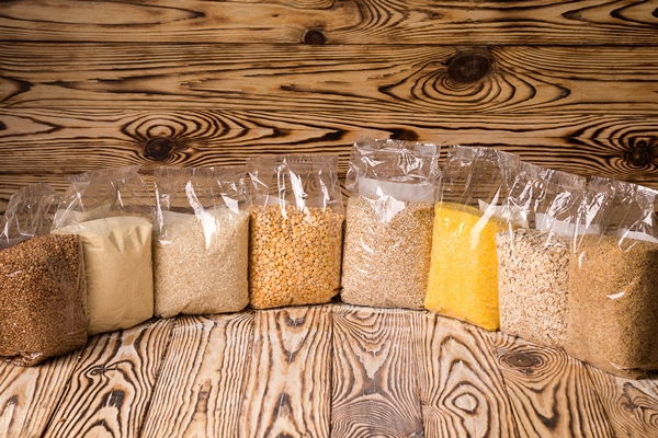 Кулинарные секреты для одиноких different types of groats in packaging on wooden background healthy nutrition food - Кулинарные секреты для одиноких