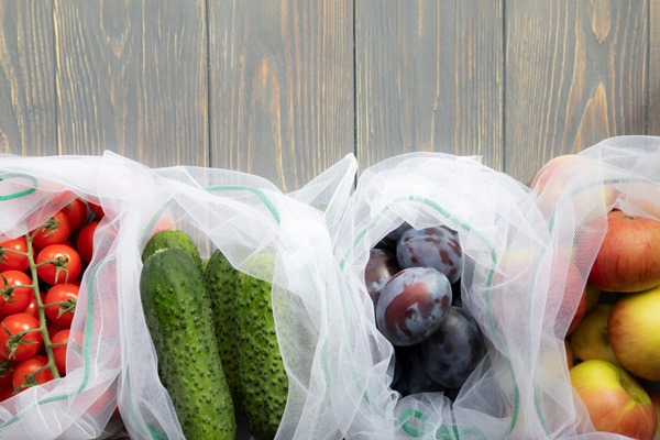 Кулинарные секреты для одиноких fresh vegetables and fruits in a reusable ecofriendly pouch on a wooden background with space for your text eco concept - Кулинарные секреты для одиноких