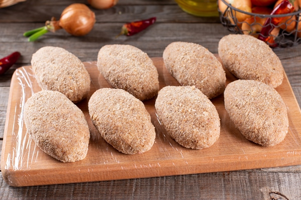Кулинарные секреты для одиноких frozen cutlets lie on a wooden board raw meat semi finished products are ready for cooking - Кулинарные секреты для одиноких
