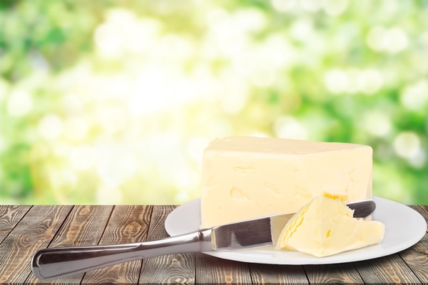 Кулинарные секреты для одиноких pat of fresh farm butter on a butter dish with a knife on backgrouund - Кулинарные секреты для одиноких