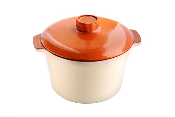 Старинные секреты приготовления мясных бульонов saucepan ceramic saucepan with red cover isolated on white background orange cooking pottery - Старинные секреты приготовления мясных бульонов