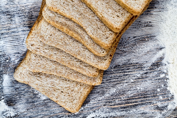 Кулинарные секреты для одиноких sliced fresh bread in white wheat flour close up of food - Кулинарные секреты для одиноких