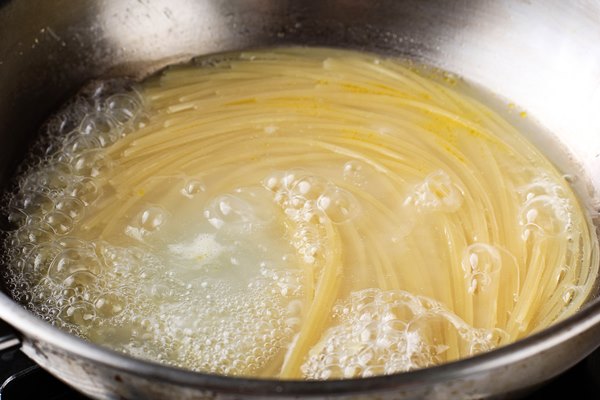 Кулинарные секреты для одиноких spaghetti pasta boiling in hot water in satinless steel pan preparation for making al dente spaghetti - Кулинарные секреты для одиноких