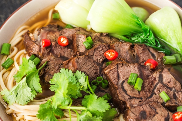 Старинные секреты приготовления мясных бульонов spicy red soup beef noodle in a bowl on wooden table - Старинные секреты приготовления мясных бульонов