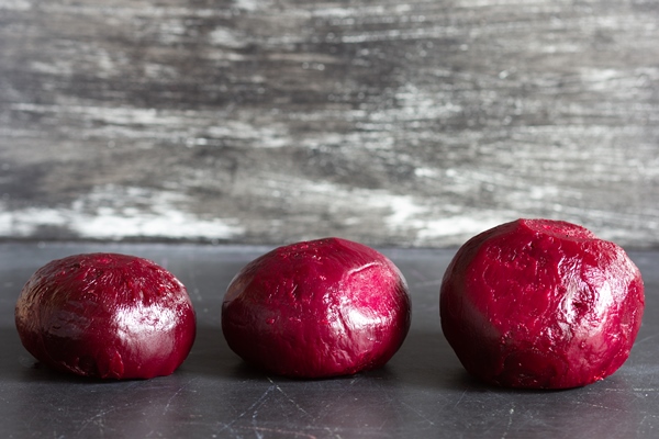 Кулинарные секреты для одиноких three roots of cooked peeled beet in a row on the black background - Кулинарные секреты для одиноких