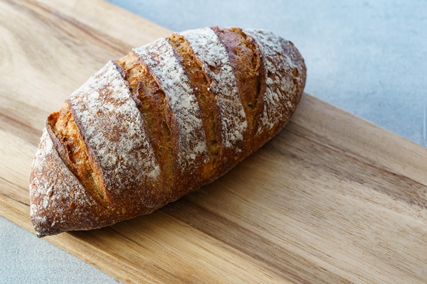bread and cutting board placed on a gray table - Карельский хлеб