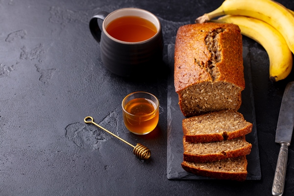 Напиток от бессонницы "Банановый чай" healthy vegan oat and banana loaf bread cake dark background copy space - Напиток от бессонницы "Банановый чай"