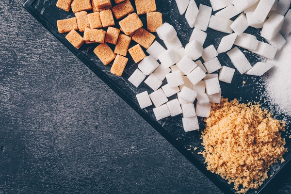 brown and white sugar in a cutting board top view copy - Традиционные напитки сочельника: узвар, плодово-ягодный кисель