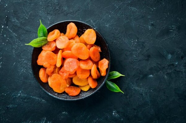 dried apricots in a bowl on a black background top view free space for your text 187166 1988 - Традиционные напитки сочельника: узвар, плодово-ягодный кисель