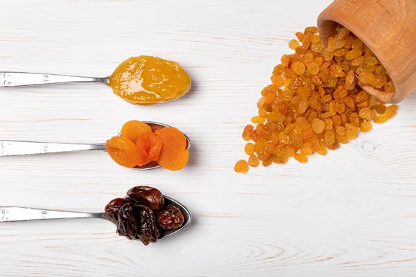 flat lay dried fruits arrangement - Традиционные напитки сочельника: узвар, плодово-ягодный кисель