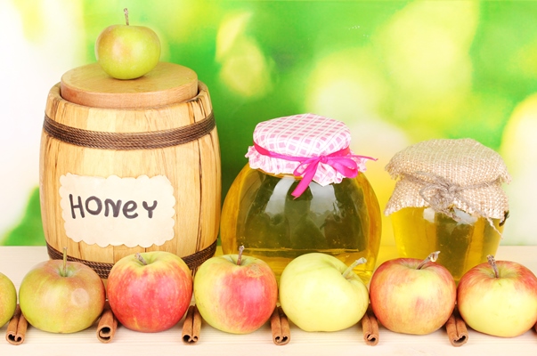 Углеводная питательность рациона honey and apples with cinnamon on wooden table on natural background - Углеводная питательность рациона