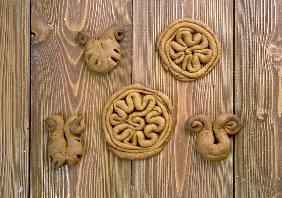 kozuli russian christmas gingerbread over wooden background close up traditional pagan rite pomeranian - Святочные кулинарные традиции. Гусь с яблоками