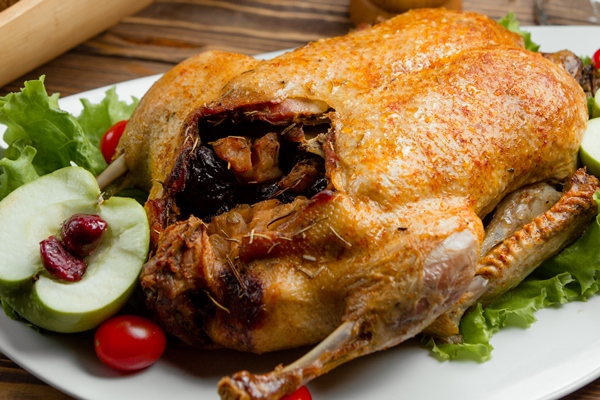 roasted whole stuffed chicken served with bread and red wine kopija - Святочные кулинарные традиции. Гусь с яблоками