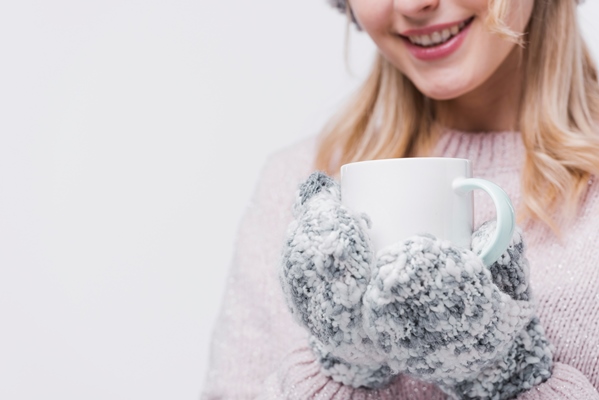 smiley young woman holding mug - Традиционные напитки сочельника: узвар, плодово-ягодный кисель