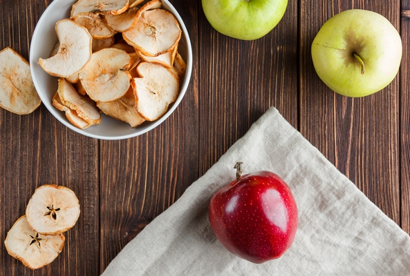 top view dried apples in bowl with fresh apple on cloth and wooden background horizontal - Традиционные напитки сочельника: узвар, плодово-ягодный кисель