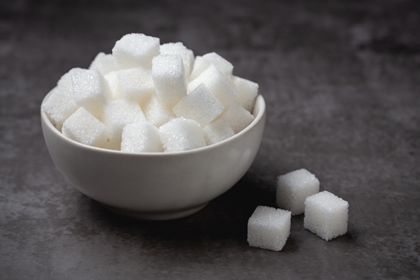 white sugar cubes in bowl on table - Традиционные напитки сочельника: узвар, плодово-ягодный кисель