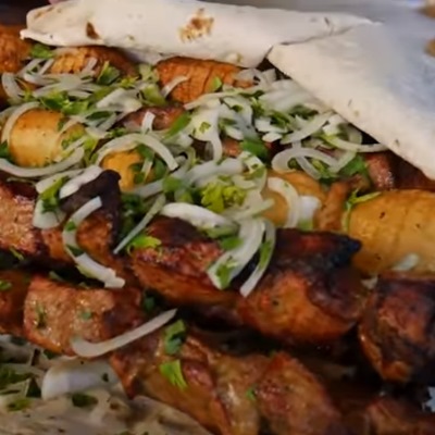 Шашлык из телятины с гарниром из картофеля, сала и овощей