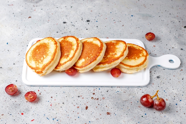 Дрожжевые картофельные оладьи, постный стол delicious pancakes with red grapes - Дрожжевые картофельные оладьи, постный стол