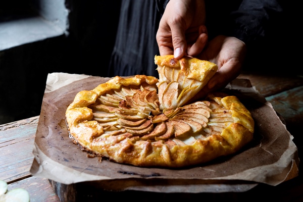 high angle hand holding dessert slice - Постная яблочная галета с мёдом и корицей