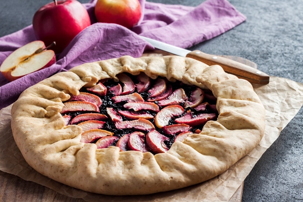 Постная галета с чёрной смородиной и яблоком lenten sweet galette with apples and elder berries on woden board - Постная галета с чёрной смородиной и яблоком