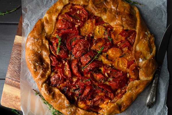 Постная галета с помидорами tomato galette on wooden background - Постная галета с помидорами
