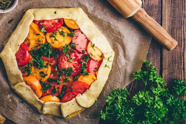 Постная галета с помидорами uncooked tomato galette on baking paper - Постная галета с помидорами