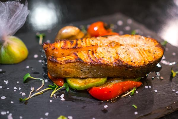 Календарь питания Успенского поста grilled fish close up decorated with vegetables - Календарь питания Успенского поста
