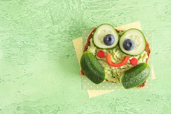 Бутерброд "Лягушонок" с авокадо и овощами funny frog toast with cucumber and mashed avocado - Бутерброд "Лягушонок" с авокадо и овощами
