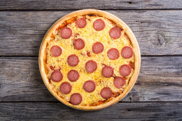 Быстрая пицца в микроволновке food background italian pizza pepperoni with salami - Быстрая пицца в микроволновке